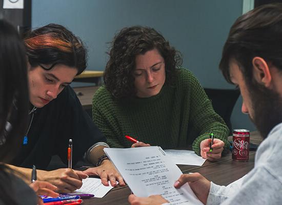 博彩平台推荐 film and production students working on a script